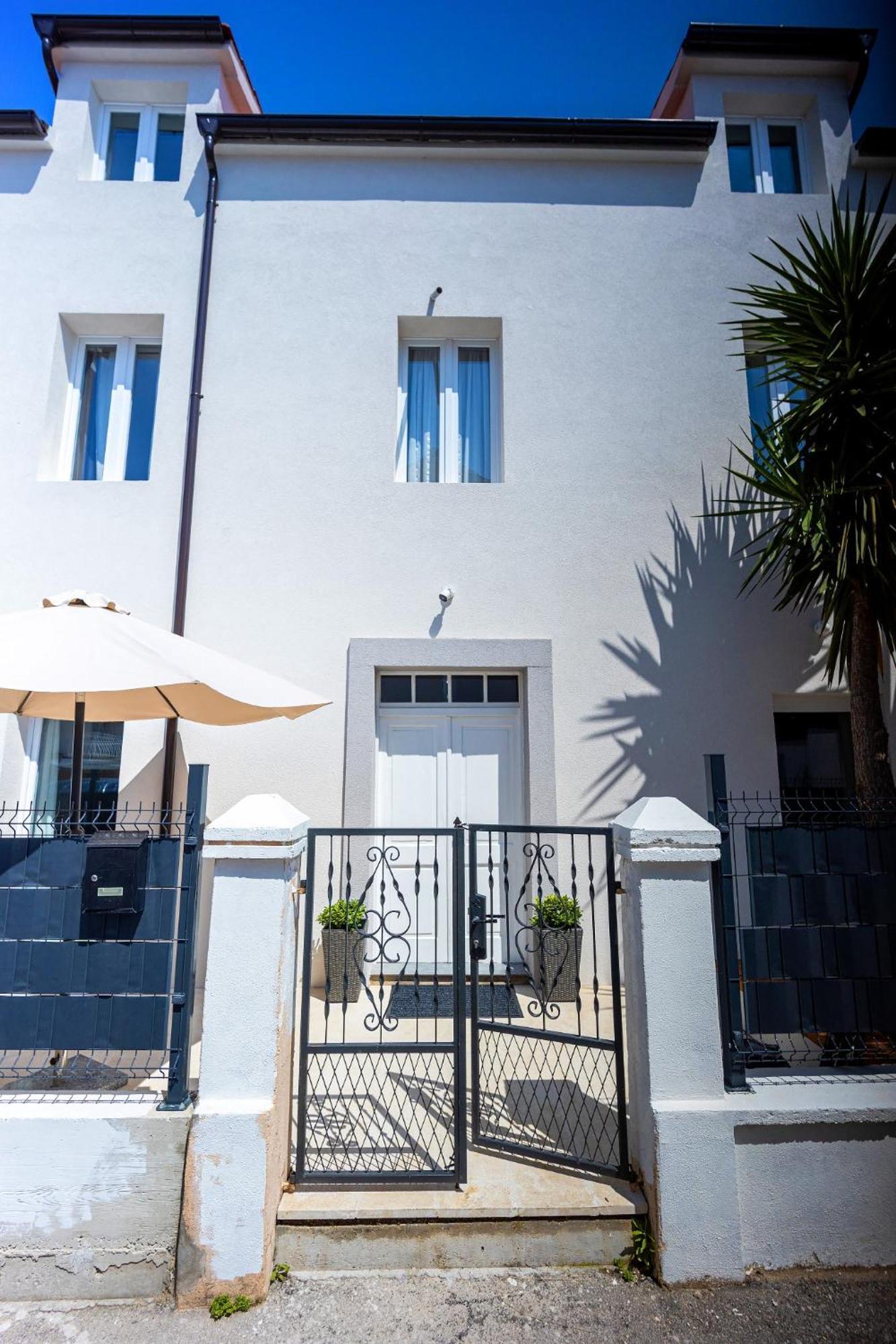 Studio Apartments Yucca, 2-Min To The Beach And 5 To Trogir Exterior photo
